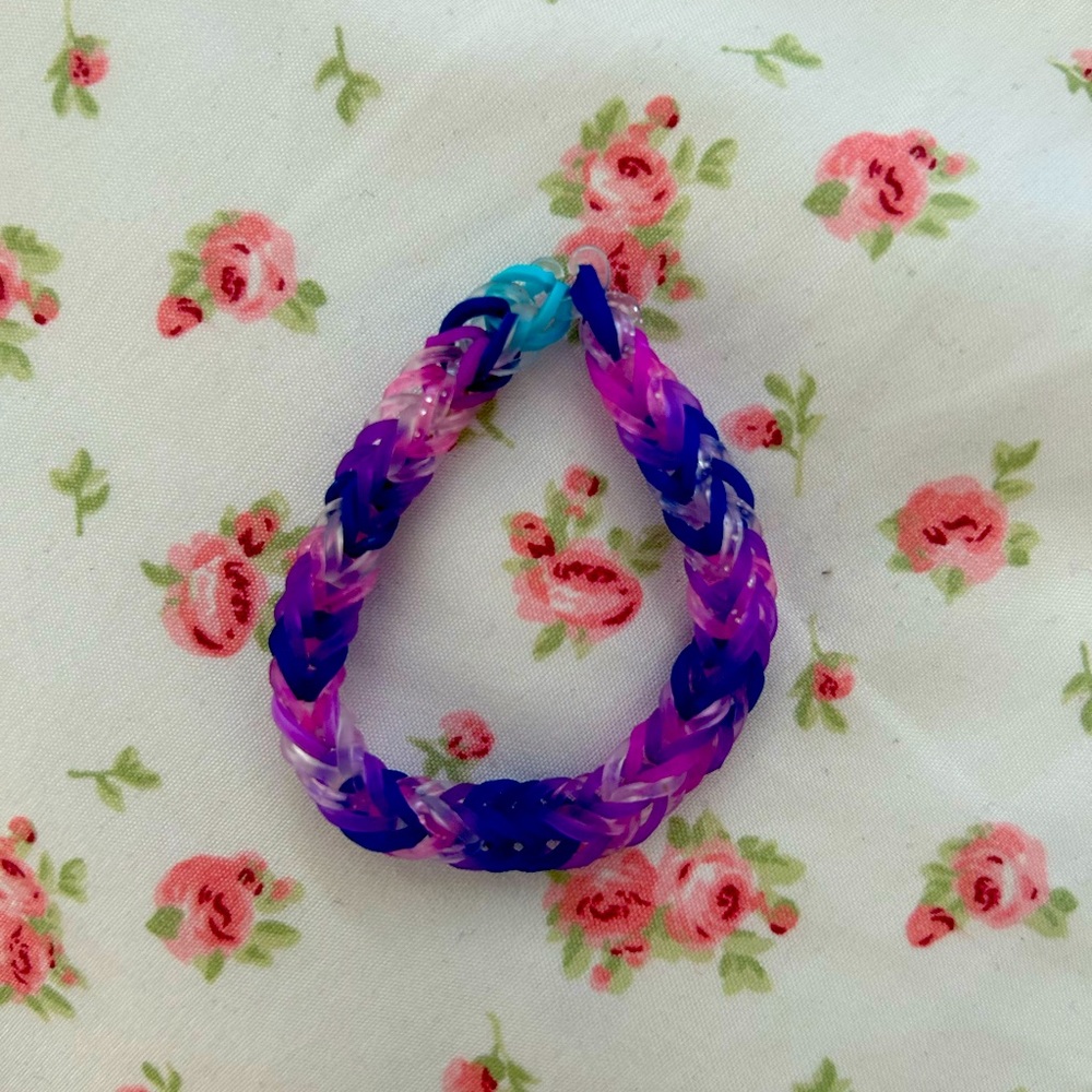 Cute Rainbow Loom Bracelet!!! Perfect for Era’s Tour!!!